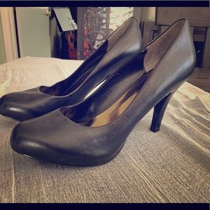 Nine West black leather pumps